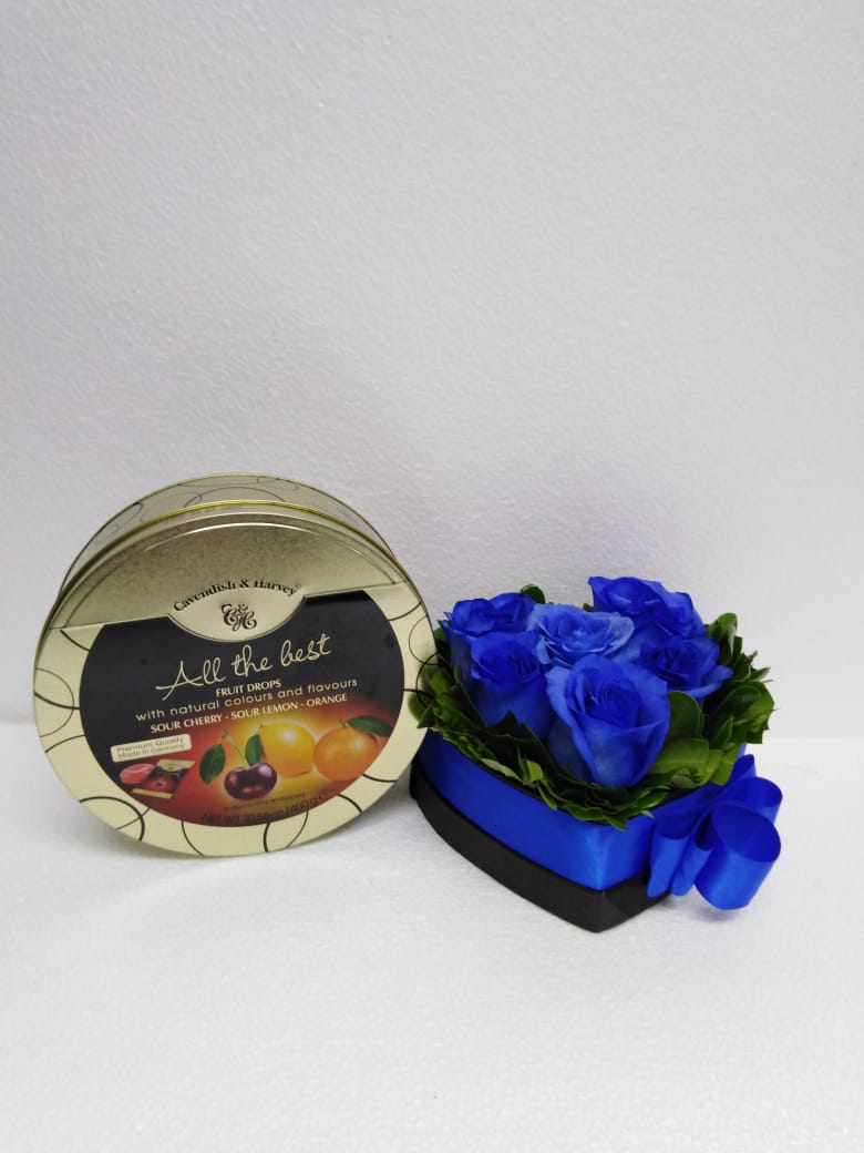 6 Rosas Azules en Caja Coraz�n y Caramelos Mix de 400 Gramos